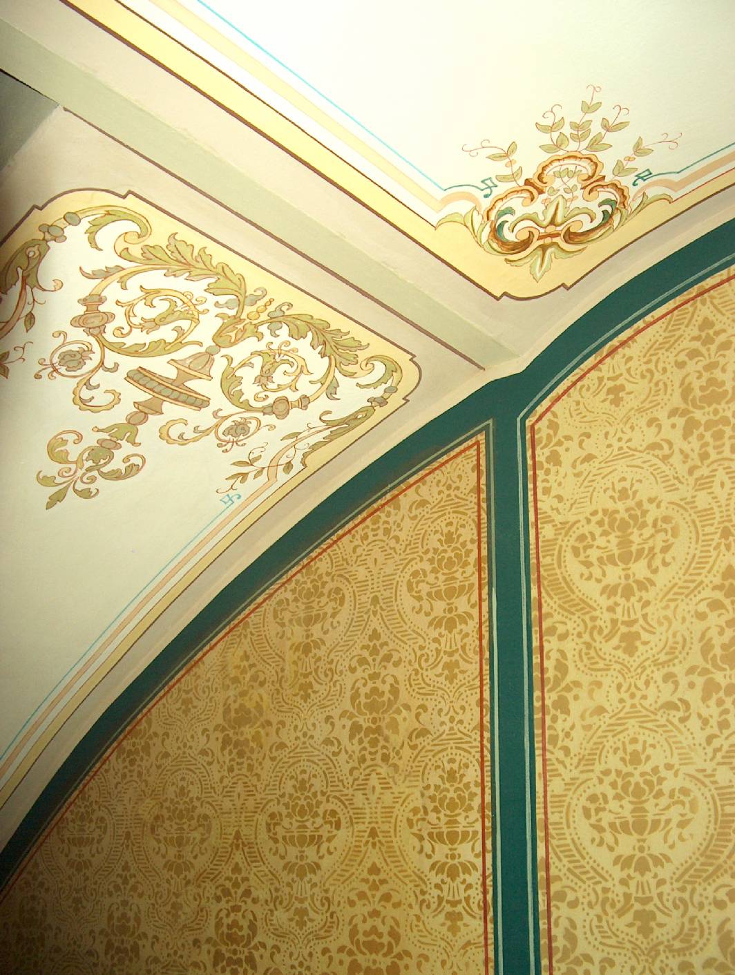 Die Restaurierung im Treppenhaus hat der Betrieb der Berliner Malerinnung / Malerfirma restaurierung & gestaltung, exklusive Malerarbeiten Malermeister - Norbert Schimpf ausgeführt. Restauriert wurden die Deckenmalerei, Schablonentechnik an den Wandflächen und die Holzimitation an den Türen, sowie der Schellack an den Traljen. Begleitet  hat das Projekt im Denkmalschutz der Dipl. Restaurator Konrad Wargowske.